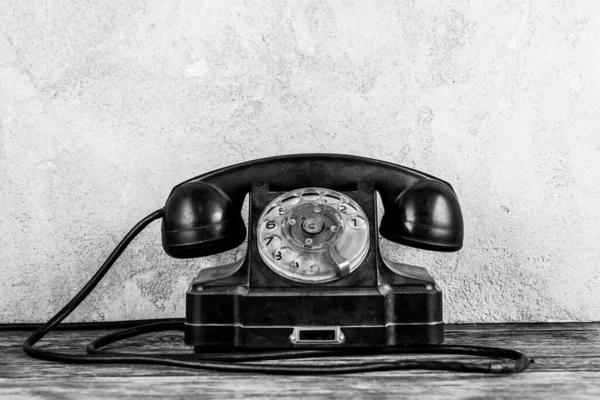 Retro Zwarte Roterende Telefoon Houten Tafel Voorkant Grijs Beton Achtergrond — Stockfoto