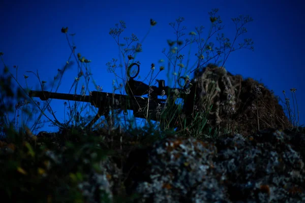 夜間に山の戦闘位置に光学スコープを備えた高精度ライフルでギリー カモフラージュ スーツの特殊作戦部隊狙撃手 — ストック写真