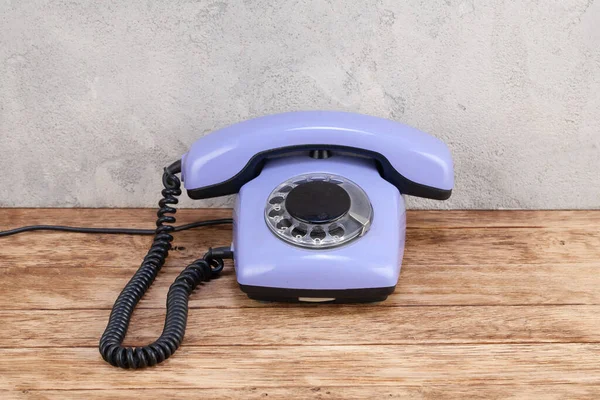 Vintage Azul Telefone Discagem Rotativa Mesa Madeira Frente Fundo Concreto — Fotografia de Stock