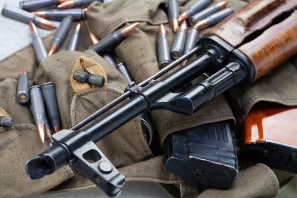 Kalashnikov Gun Chicom Chest Rig Avec Des Cartouches Sur Fond — Photo