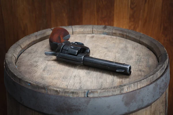 旧西式左轮手枪45口径 装在Vintge木桶上 — 图库照片