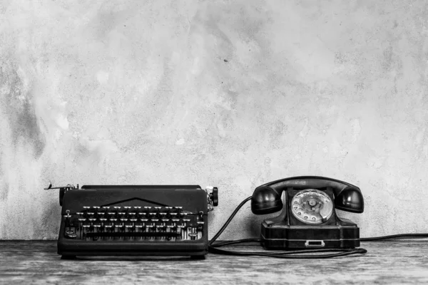 Черный Ретро Роторный Телефон Пишущая Машинка Деревянном Столе Сером Фоне — стоковое фото