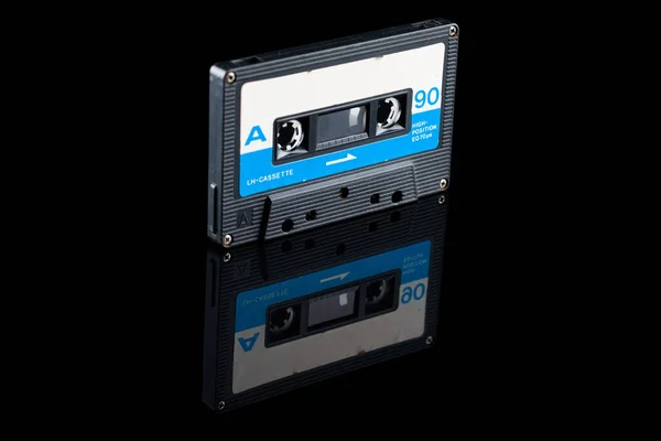 复古盒式磁带及其在黑色背景上的镜像反射 — 图库照片