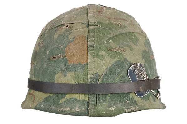 Army Helm Vietnam Oorlogsperiode Met Camouflage Cover Hond Tags Geïsoleerd — Stockfoto