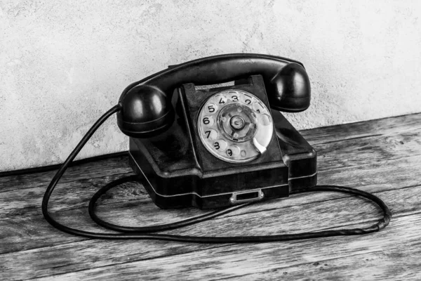 Retro Černý Rotační Telefon Dřevěném Stole Přední Šedé Betonové Pozadí — Stock fotografie