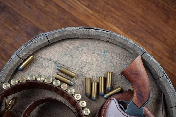 Vadnyugati Fegyver Övvel Pisztollyal Lőszerrel Asztalon — Stock Fotó