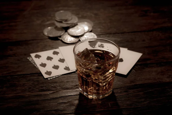 Wild West Gambling Dead Man Hand Silver Coins Whiskey Shot — Foto Stock