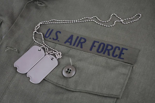 米国空軍支店オリーブのドラブの均一な背景に犬のタグ付きテープ — ストック写真