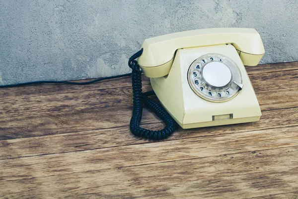 Vintage Amarelo Telefone Discagem Rotativa Mesa Madeira Frente Fundo Concreto — Fotografia de Stock