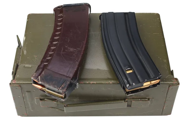 M16 Und Ak47 Magazine Auf Grüner Munition Können Auf Weißem — Stockfoto
