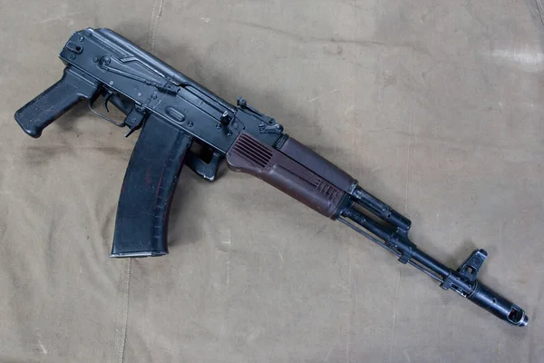 Kalashnikov Sobre Fondo Lona Verde Caqui — Foto de Stock