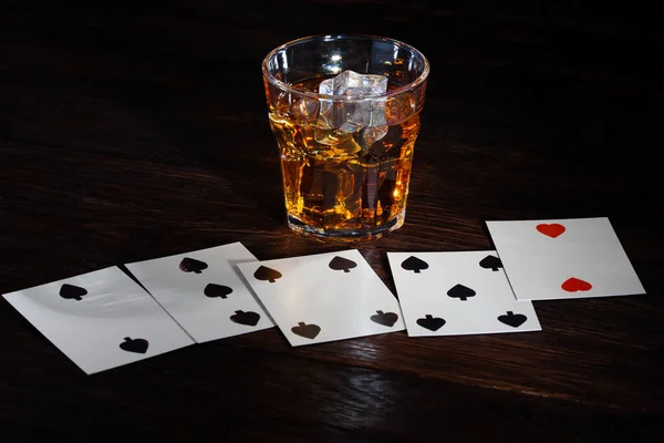 Carte Gioco Whisky Sul Tavolo Legno — Foto Stock