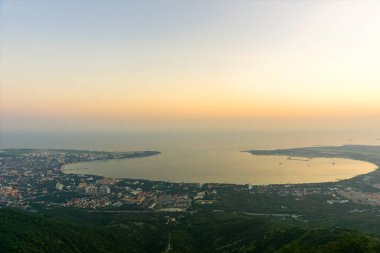 Akşamın en üst manzarası, deniz koyunun yanında, gün batımında denizin üzerinde.