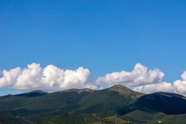 Kuzey Kafkasya 'nın dağları bulutlu mavi gökyüzüne karşı. Duvar kağıdı, etiketler ve metin için boş alan.