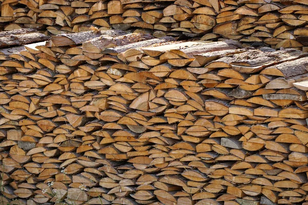 一堆堆积起来的木柴 许多不同形状和类型的石头的木柴 — 图库照片