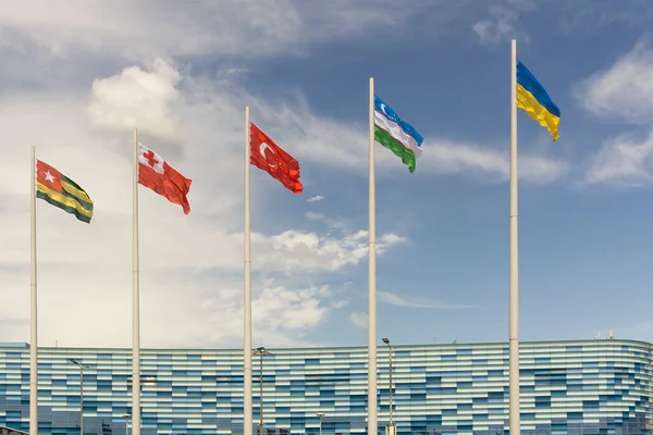 Flaggor Olika Länder Världen Fladdrar Vinden Mot Den Blå Himlen — Stockfoto