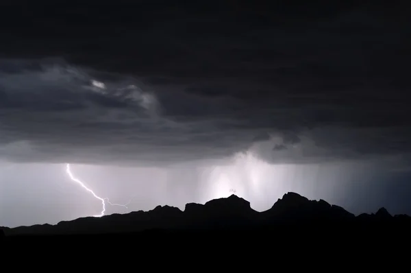 Saddleback Dağı arizona üzerinde fırtına — Stok fotoğraf