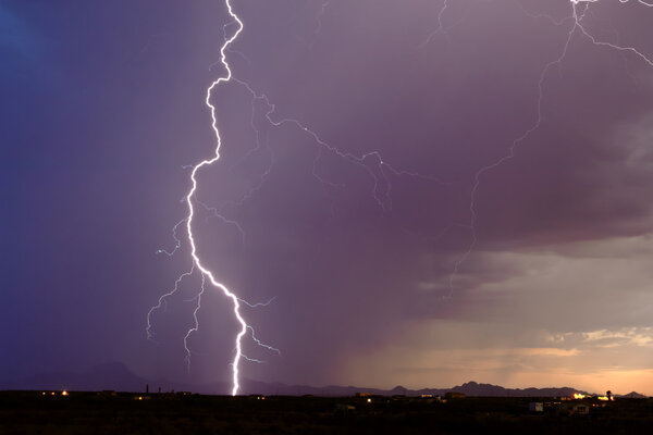 Вызов Close в Арлингтон Аризона муссонов 2013