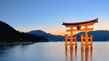 Itsukuşima torii kapısı miyajima içinde Japonya