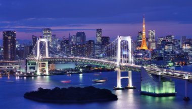 Tokyo Kulesi ile Tokyo Körfezi'ni kapsayan Gökkuşağı Köprüsü