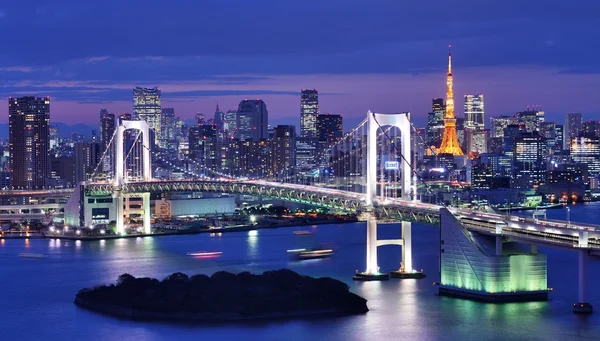 Ponte do arco-íris abrangendo a Baía de Tóquio com Torre de Tóquio — Fotografia de Stock