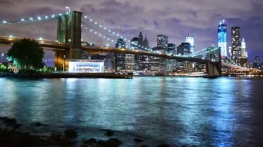 Brooklyn Köprüsü ve New York şehir merkezi