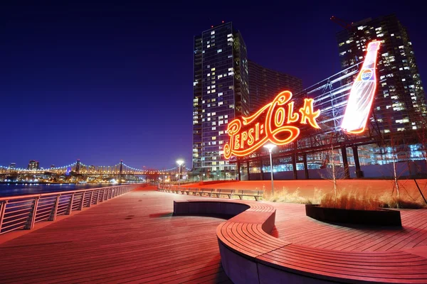 Pepsi-cola teken bij gantry plaza Staatspark — Stockfoto