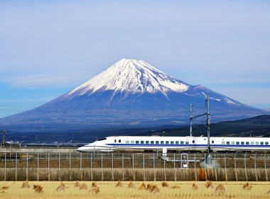 hızlı tren altında mt. fuji Japonya'nın geçer..