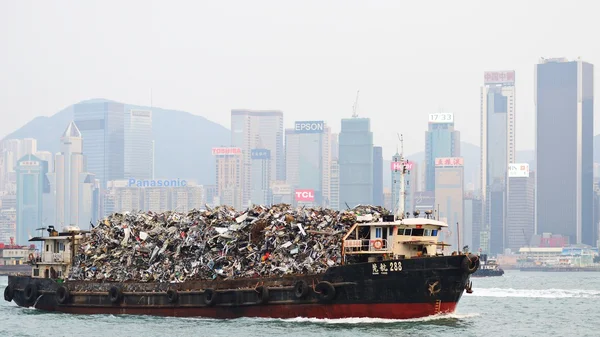 Søppelbåt – stockfoto