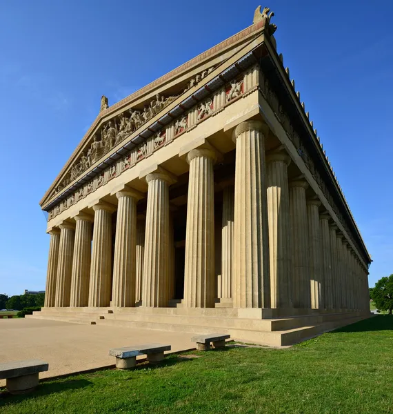 buiten festival drums op het gras weide