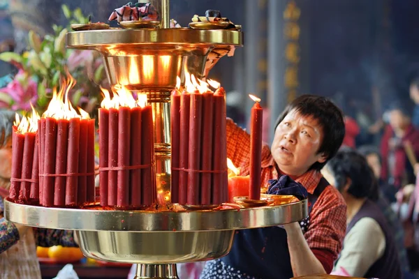 仏教寺院の蝋燭 — ストック写真