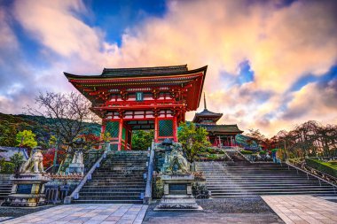 Kiyomizu-dera Tapınağı kapısı