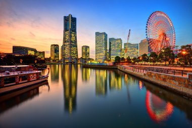 gün batımında Yokohama manzarası
