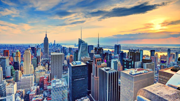 New York City in der Abenddämmerung — Stockfoto