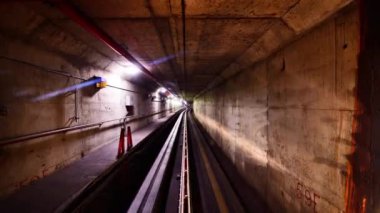 Metro bir tünel üzerinden