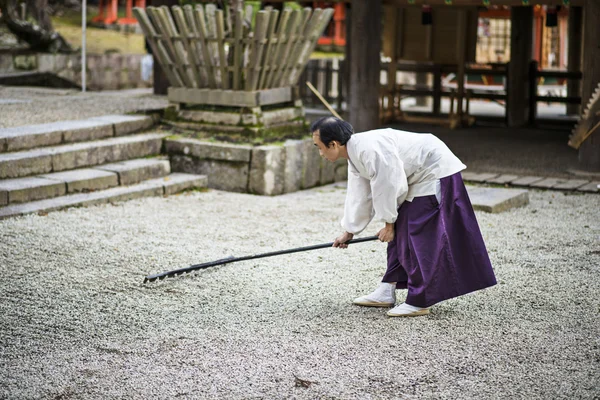 Sacerdote sintoísta asistiendo al Jardín Zen — Foto de Stock