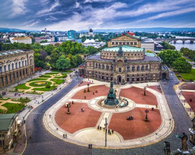 Dresden opera binası