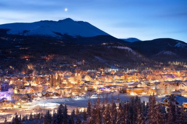 Breckenridge, Colorado, ABD şehir silüeti kışın şafak vakti.