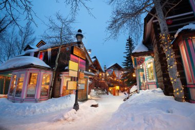 Breckenridge, Colorado, Usa şehir merkezinin caddelerinde kışın tatil ışıklarıyla.