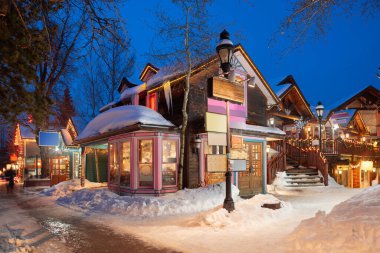 Breckenridge, Colorado, Usa şehir merkezinin caddelerinde kışın tatil ışıklarıyla.