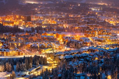 Breckenridge, Colorado, ABD kasabası kışın alacakaranlıkta ufuk çizgisi.