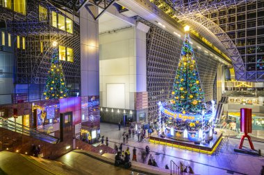 tatil sırasında Kyoto istasyonu