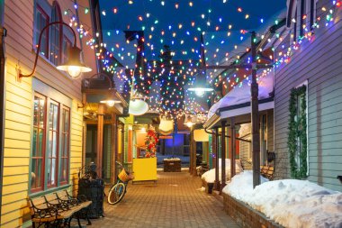 Breckenridge, Colorado, Usa şehir merkezinin caddelerinde kışın tatil ışıklarıyla.