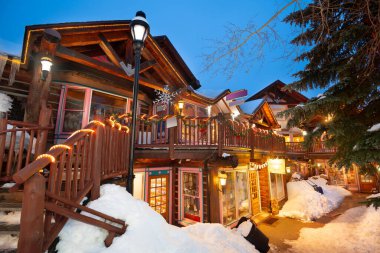 Breckenridge, Colorado, Usa şehir merkezinin caddelerinde kışın tatil ışıklarıyla.