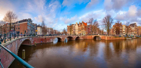 Amsterdam Nizozemsko Panorama Mostech Kanálech Soumraku — Stock fotografie