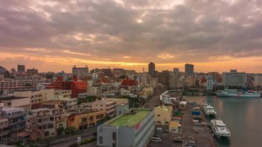 Naha, Okinawa, Japan şehir manzarası Tomari bağlantı noktası üzerinden şafak.