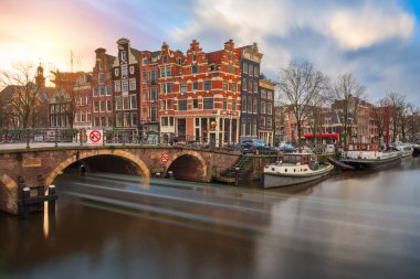 Alacakaranlıkta Amsterdam, Hollanda köprüleri ve kanalları. 