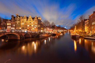 Alacakaranlıkta Amsterdam, Hollanda köprüleri ve kanalları. 