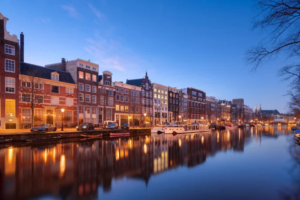 Alacakaranlıkta Amsterdam, Hollanda köprüleri ve kanalları. 