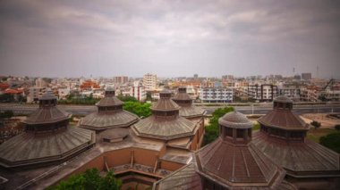 Urasoe, Okinawa, Japonya şehir merkezi ve çatılar.